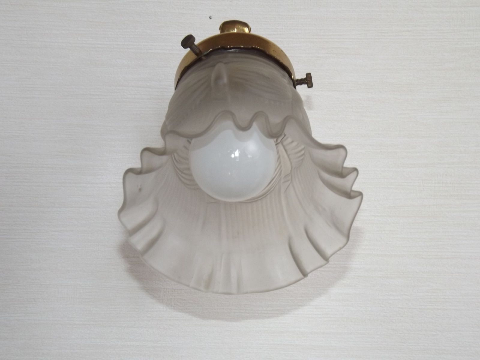 French Vintage Brass Single Wall Light Patterned Frilled Glass Shade photo vinterior