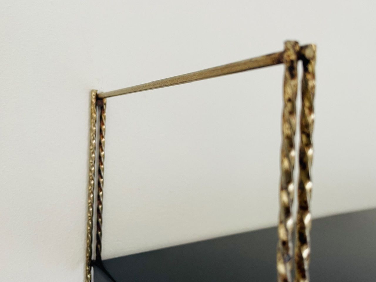 photo buy Mid-Century Modern, verstelbare wandplank van messing en metaal, jaren 1960