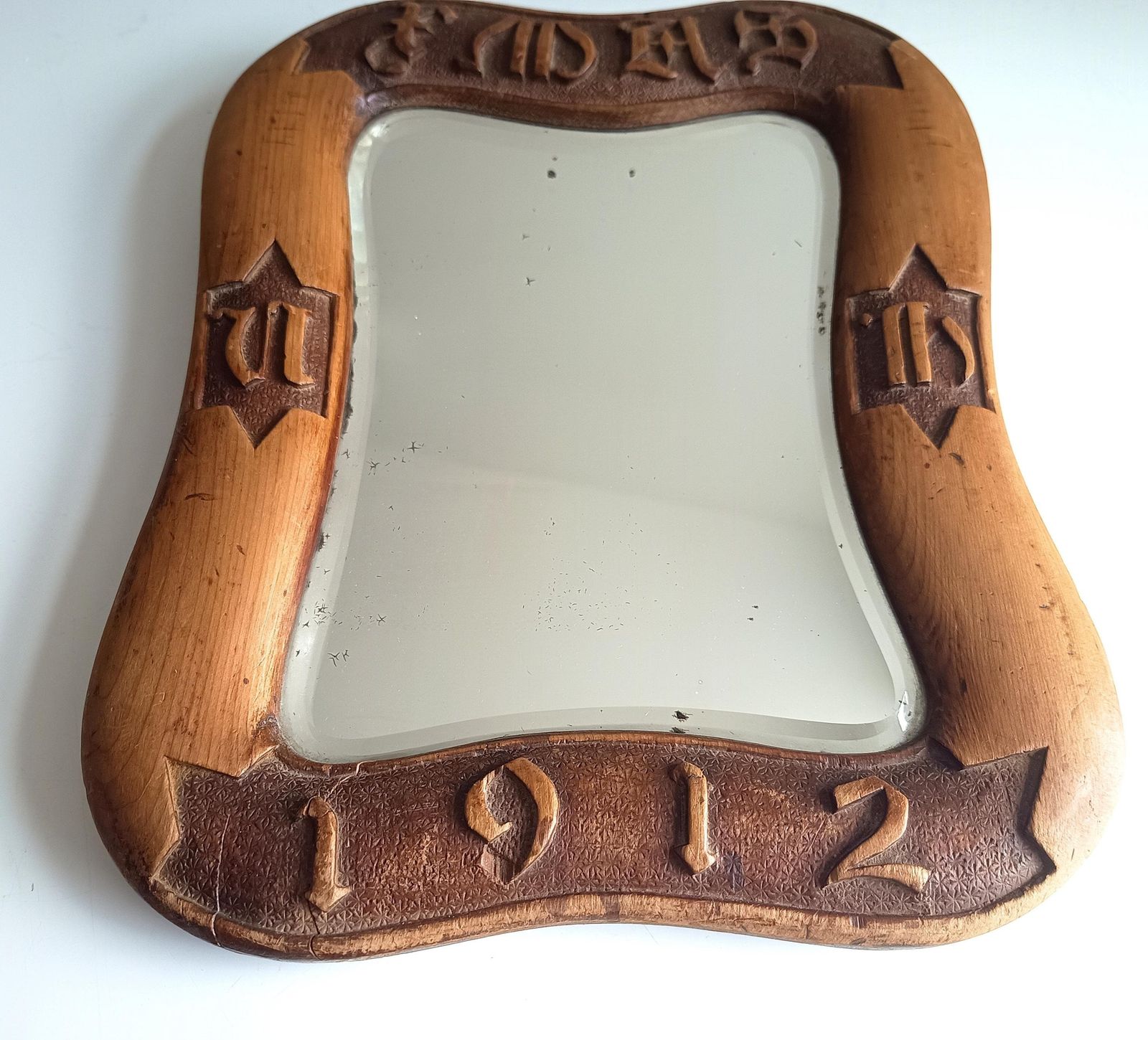 Antiek Engelse Arts & Crafts tafelpiegel, gedateerd 1912, gesneden inscriptie, Cotswolds School photo Woonaccessoires