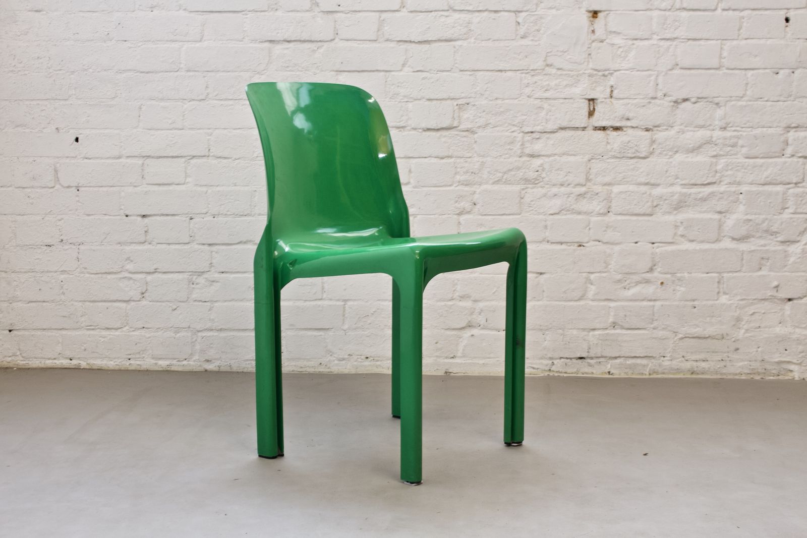 Set van 4 vintage stapelbare groene Selene eetkamerstoelen van Vico Magistretti voor Artemide, Italië ca. jaren 1970 photo furniture