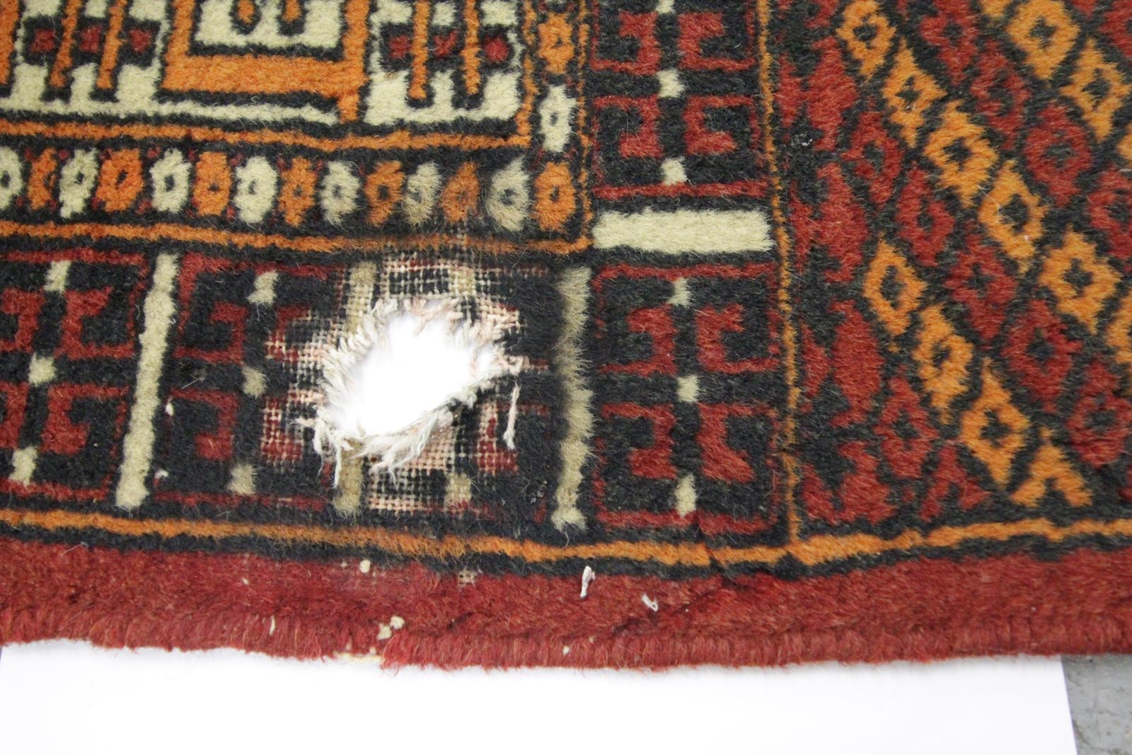 Oosters tapijt, woonkamervloerkleed, oud wol, handgeweven, traditioneel vloerkleed photo vintage