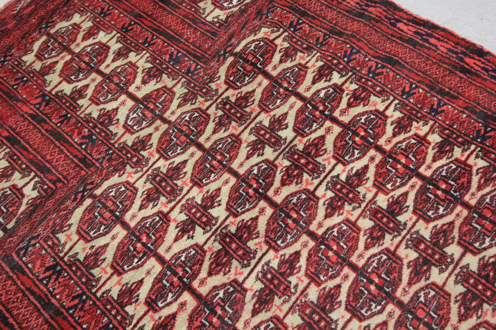 Klein Vintage Woonkamervloerkleed, Traditioneel Handgeweven Oosters Wollen Vloerkleed photo Textiel