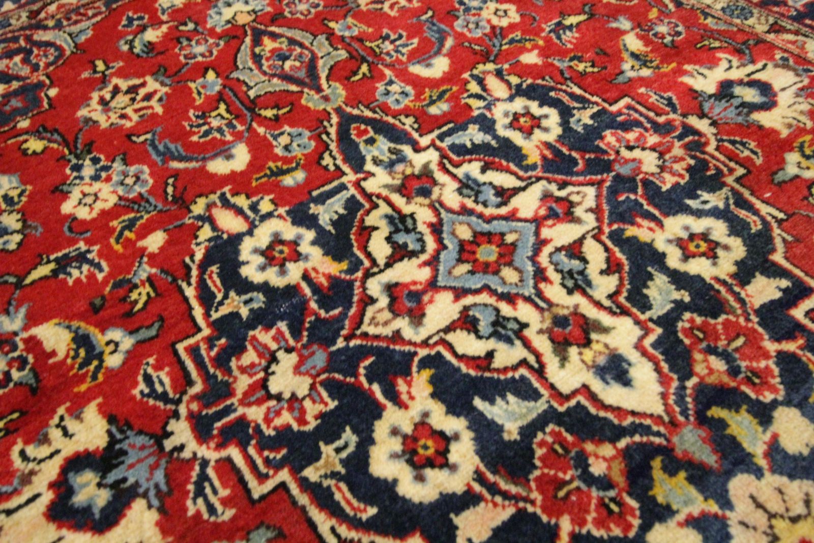 photo furniture Petit tapis de salon en laine orientale tissé à la main, rouge, traditionnel