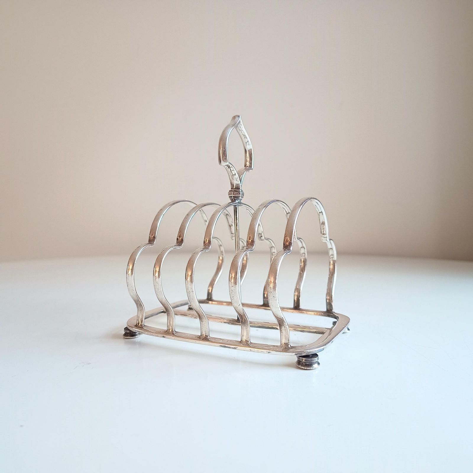 75.0 Vintage Victoriaans Gotisch Engels verzilverd toastrack, gelobde bogen, ca. 1890s photo