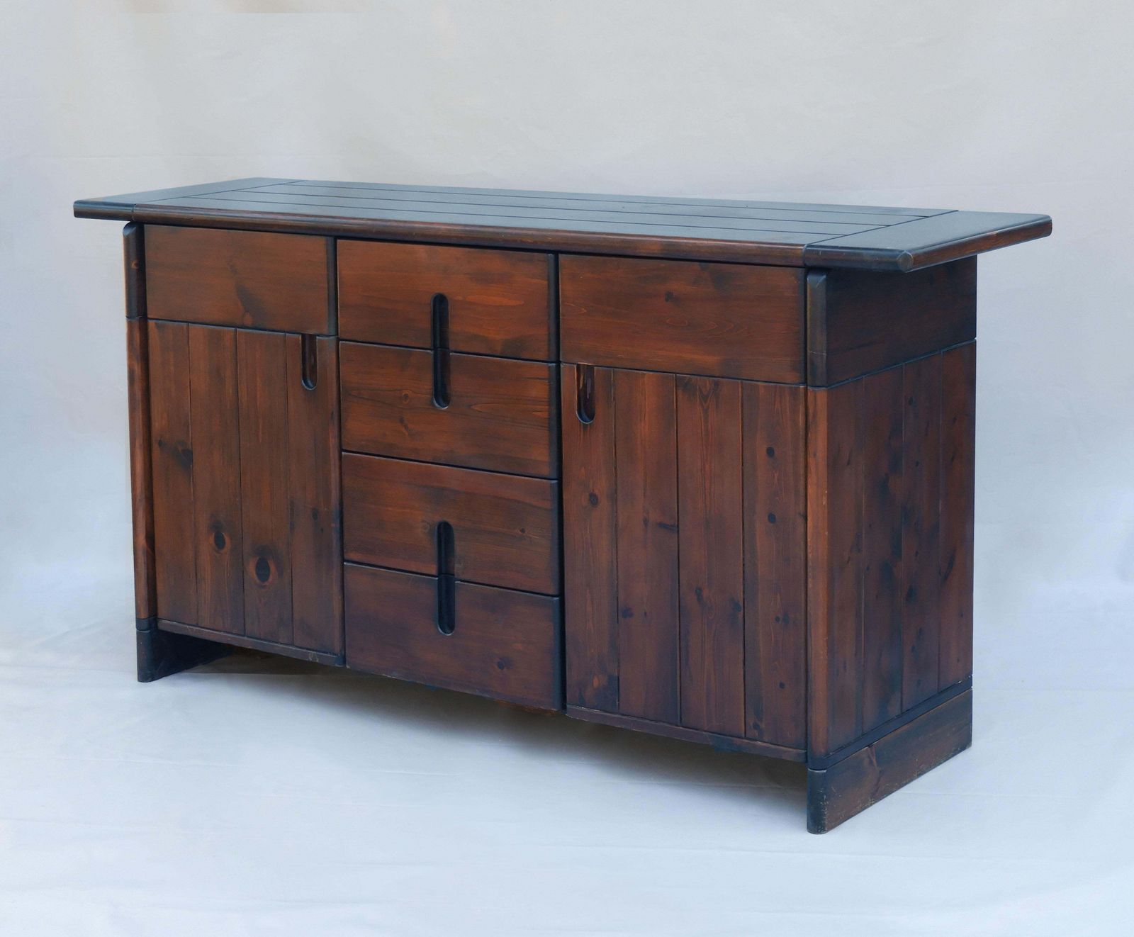 Silvio Coppola Brutalist massief grenen dressoir voor Fratelli Montina, Italië, jaren 1970 photo furniture
