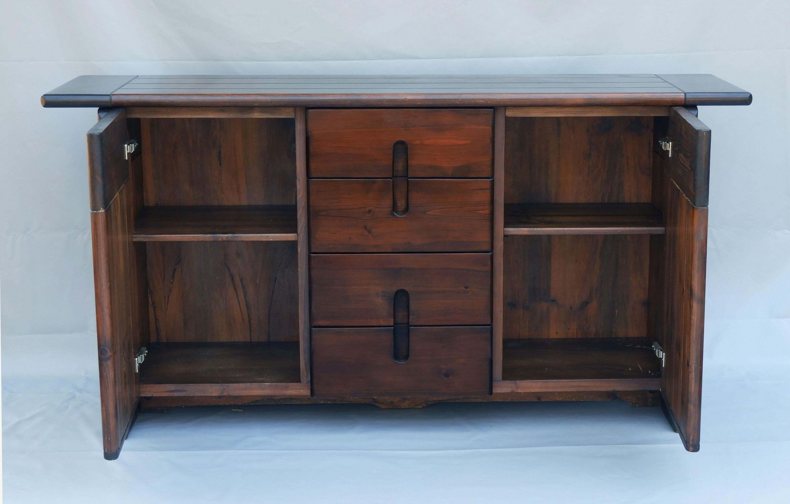 Silvio Coppola Brutalist massief grenen dressoir voor Fratelli Montina, Italië, jaren 1970 photo vinterior