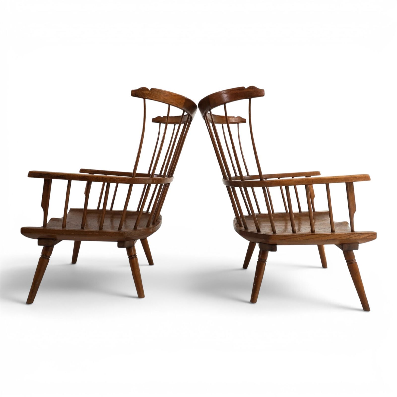 photo furniture Paar handgemaakte Windsor loungestoelen, Engeland, ca. 1960