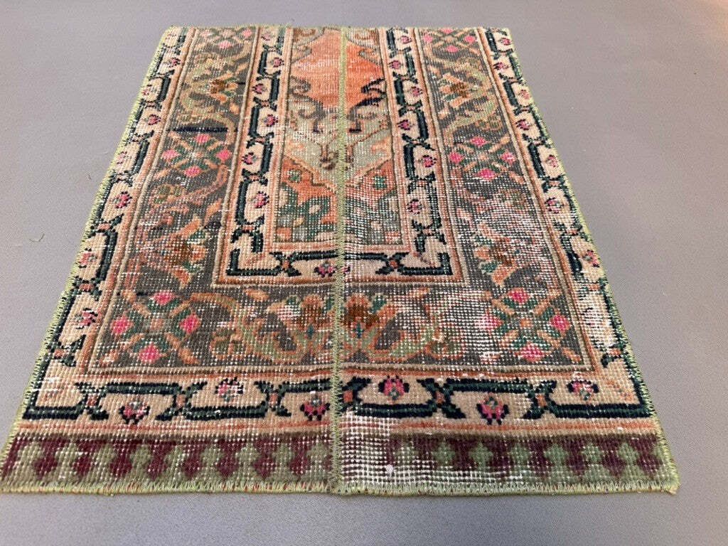 Klein Vintage Turks Tapijt 57x73 cm, Korte Loper, Met Gebruikssporen, Mini Vloerkleed 2557 photo for sale