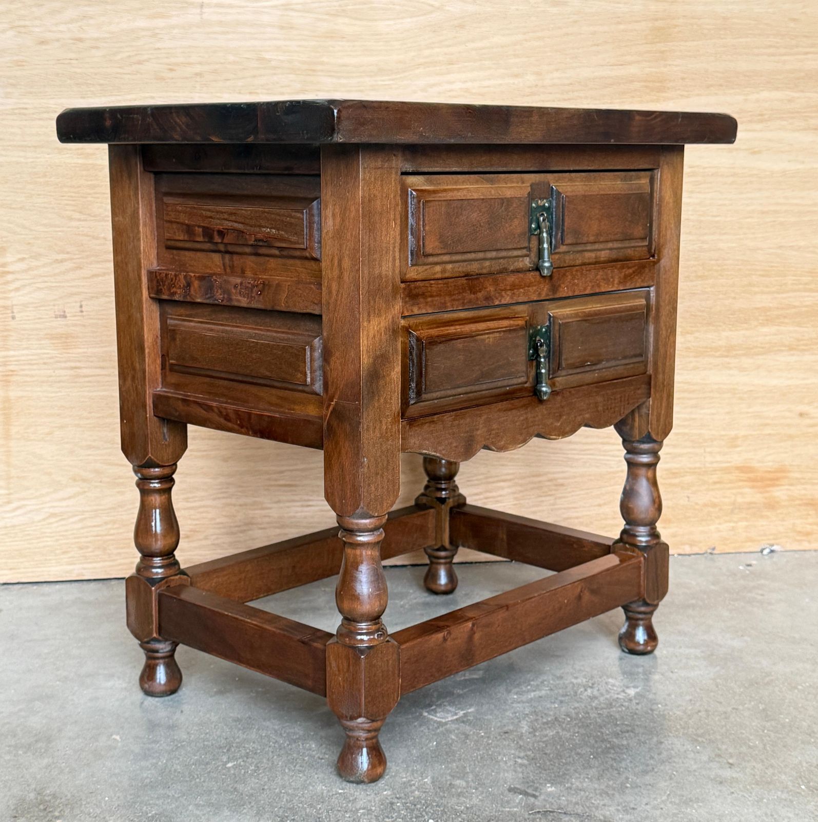 Tables de chevet rustiques espagnoles en bois massif, paire avec deux tiroirs et pieds tournés photo for sale