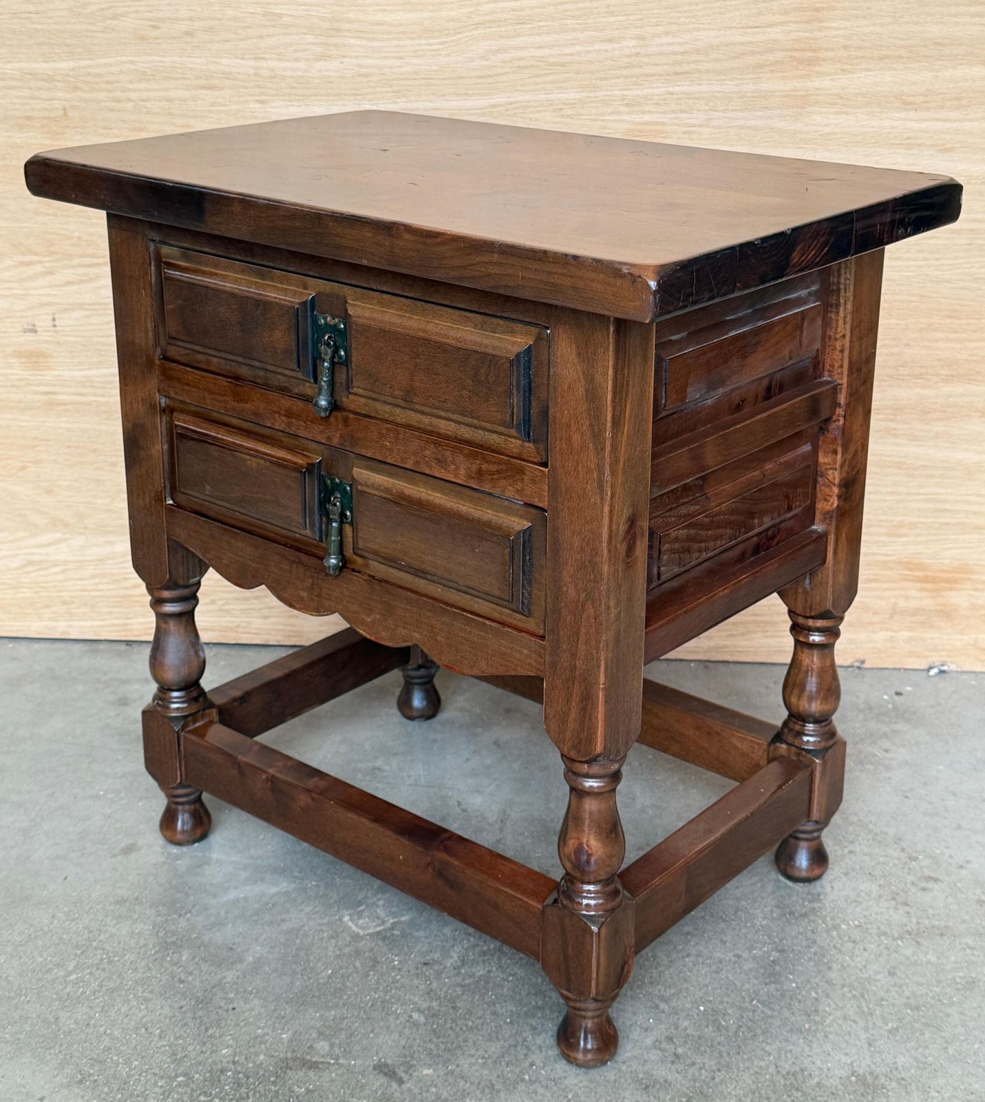 photo furniture Tables de chevet rustiques espagnoles en bois massif, paire avec deux tiroirs et pieds tournés