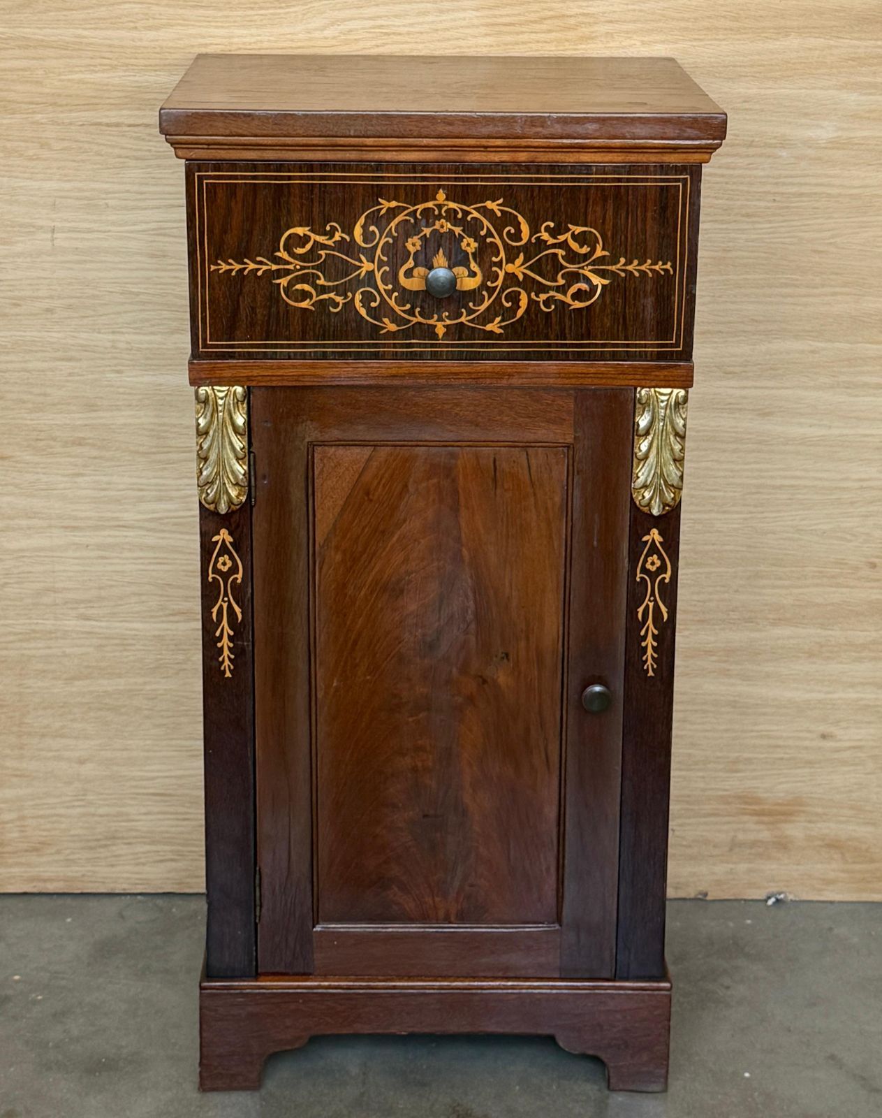 Paire de tables de chevet en acajou marqueté, époque victorienne tardive / édouardienne, vers 1890-1910 photo for sale