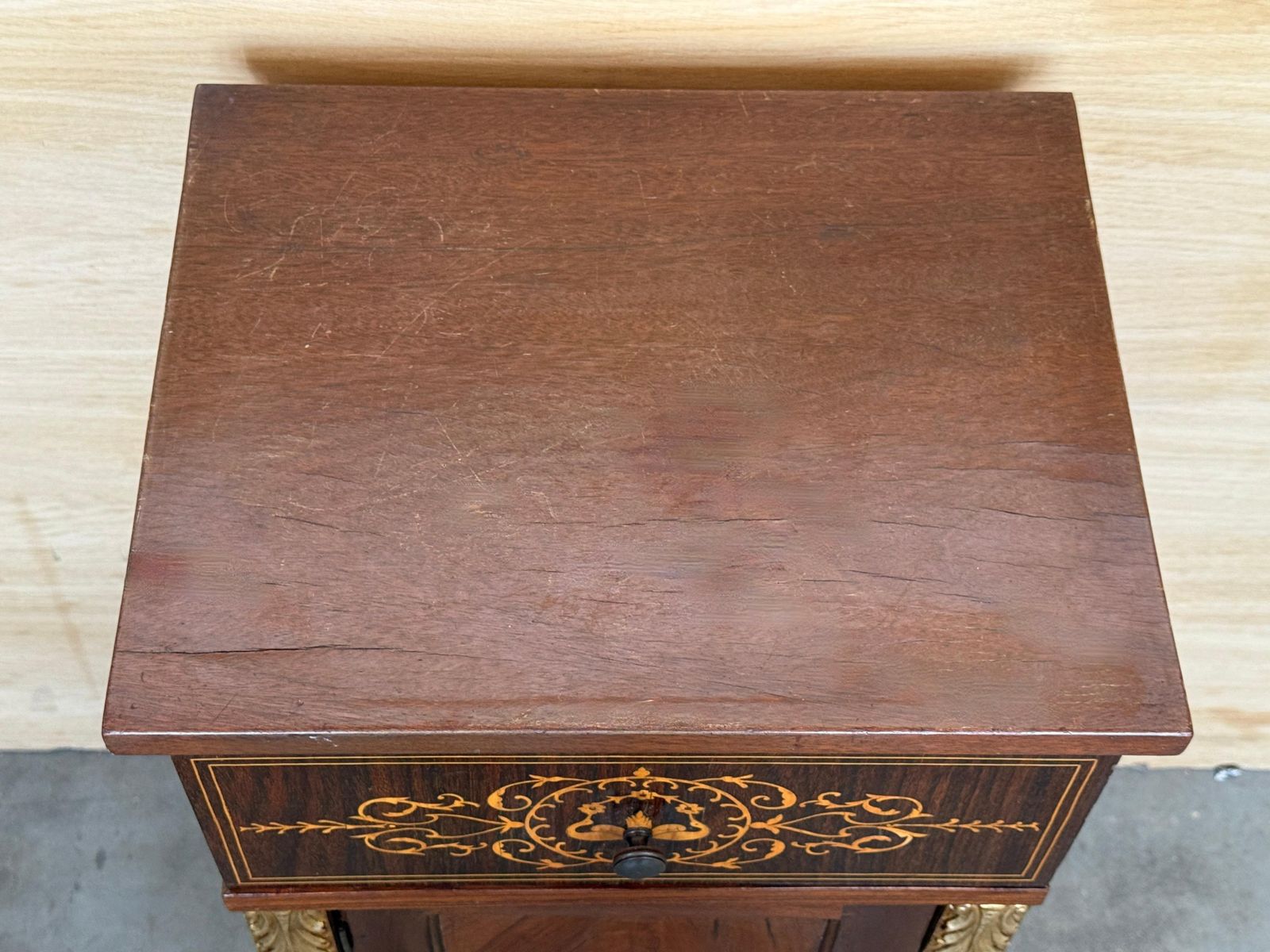 photo furniture Paire de tables de chevet en acajou marqueté, époque victorienne tardive / édouardienne, vers 1890-1910