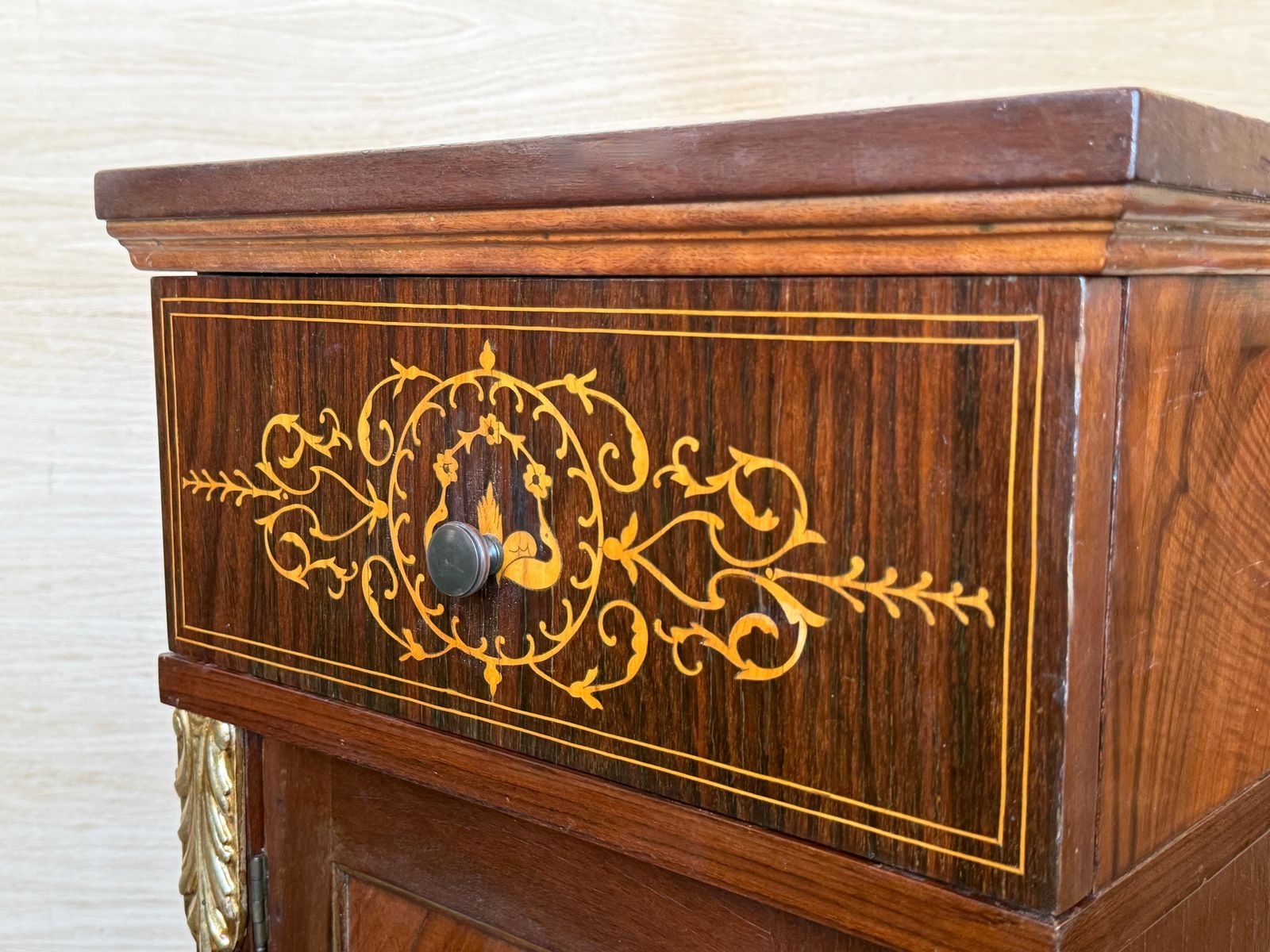 photo for sale Paire de tables de chevet en acajou marqueté, époque victorienne tardive / édouardienne, vers 1890-1910