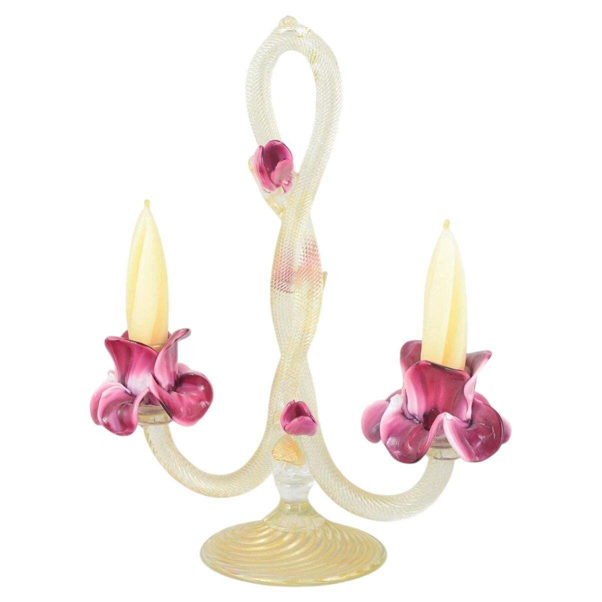 Murano. Grote tweearmige kandelaar in kunstglas met bloemelementen, jaren 1960
