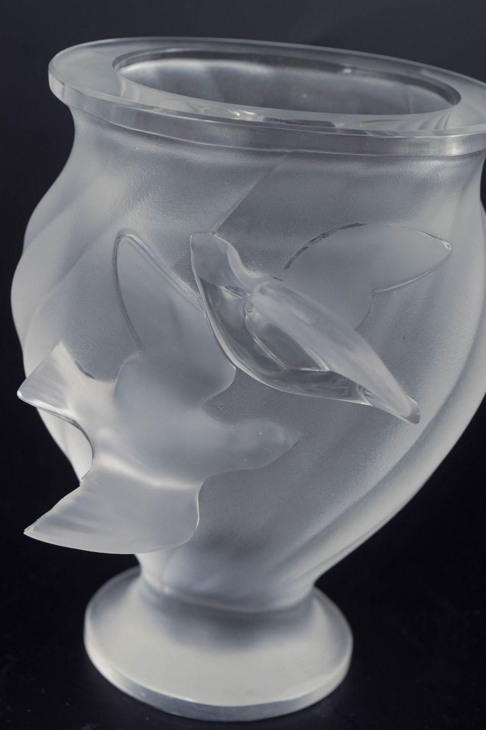 René Lalique. Frosted Crystal Vaas met Twee Zwaluwen in Reliëf, jaren 1970 photo for sale