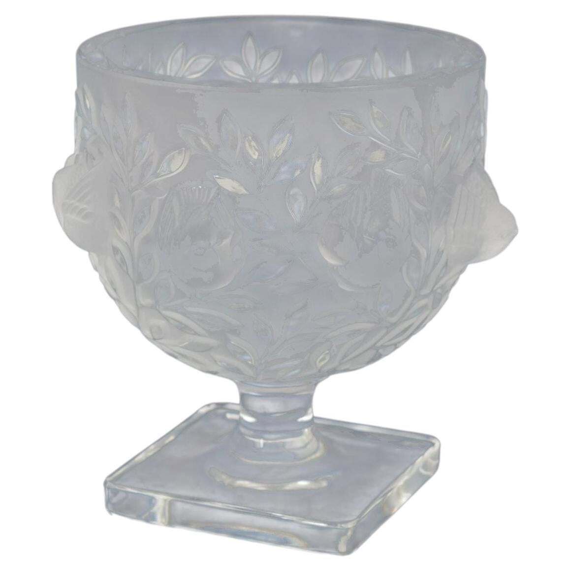 René Lalique. Frosted Crystal Vase op Voetstuk. Jaren 1970