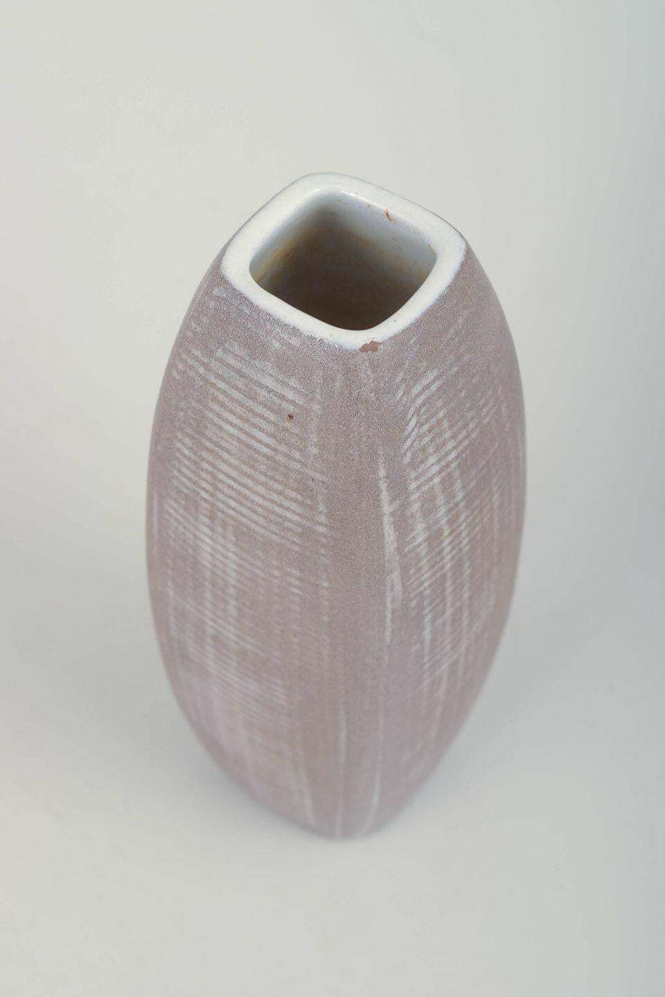 Ingrid Atterberg, Upsala Ekeby. Vierkante steengoed vaas met roze/lila glazuur. photo furniture