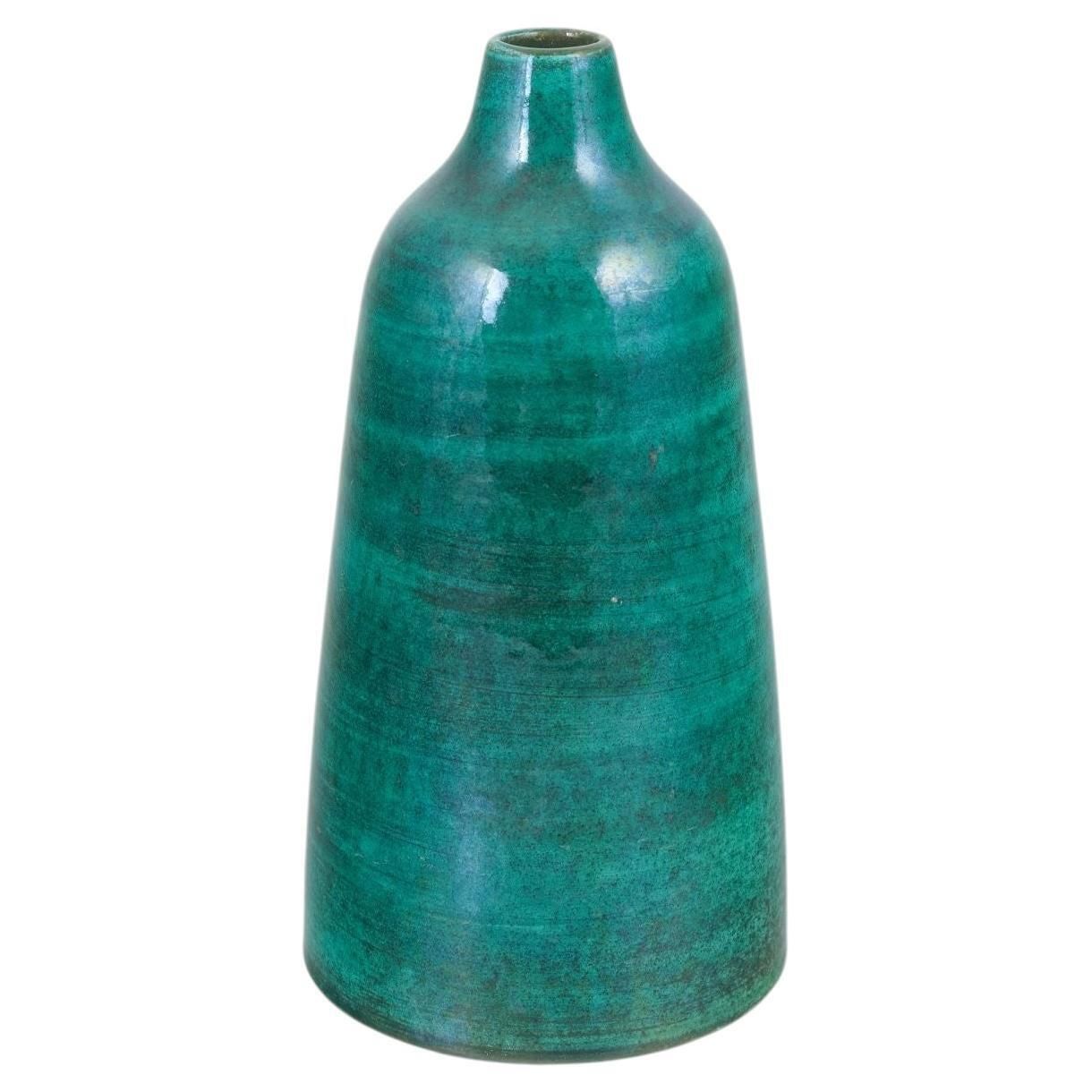 Europese studiopottenbakker. Stoneware vaas met diep smaragdgroen glazuur. Jaren 1970