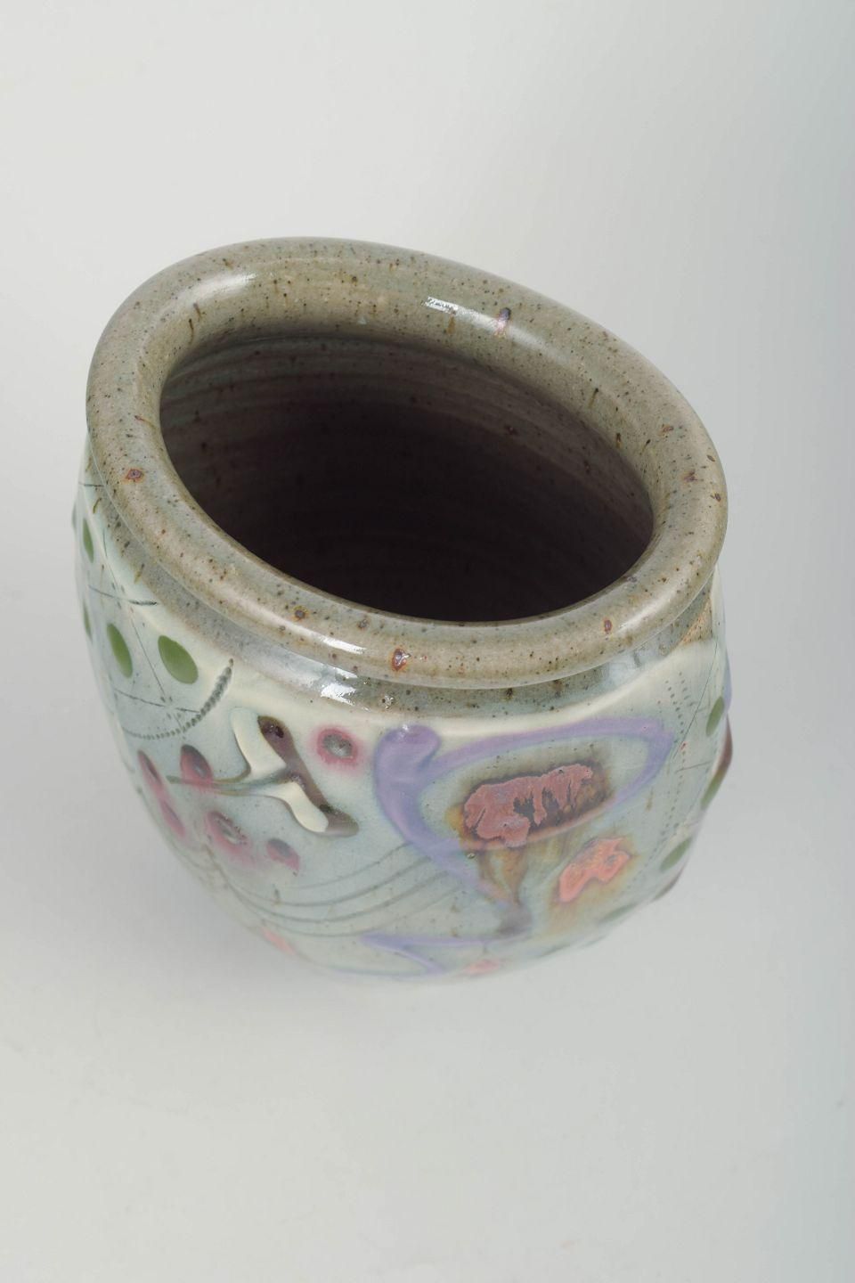Jepson Pottery. Keramische vaas met decoratief reliëf en met de hand geschilderde motieven photo furniture