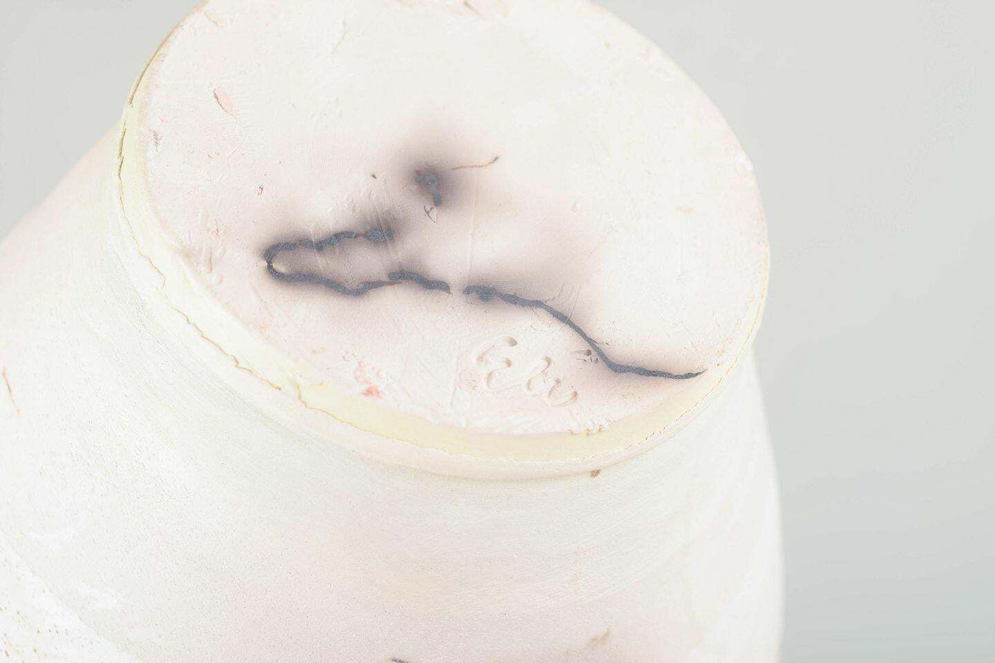 Eli Keller, Duitsland. Stoneware vaas met licht glazuur en gemarmerde decoratie. photo Woonaccessoires