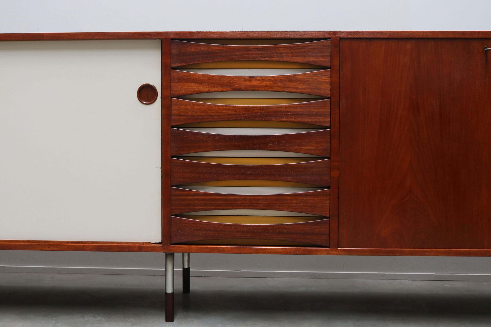 photo buy Zeldzaam Arne Vodder Model 29A "Triennale" dressoir in teak voor Sibast, Denemarken.