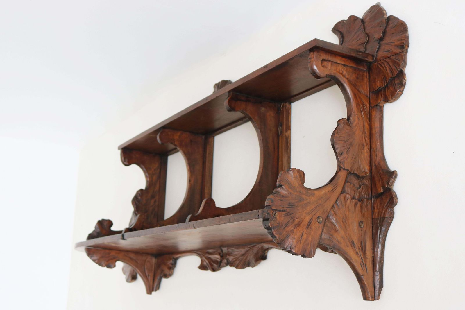 photo vinterior Antieke grote Art Nouveau 'Ginko' wandplank / boekenplank, Frankrijk ca. 1900, walnoot