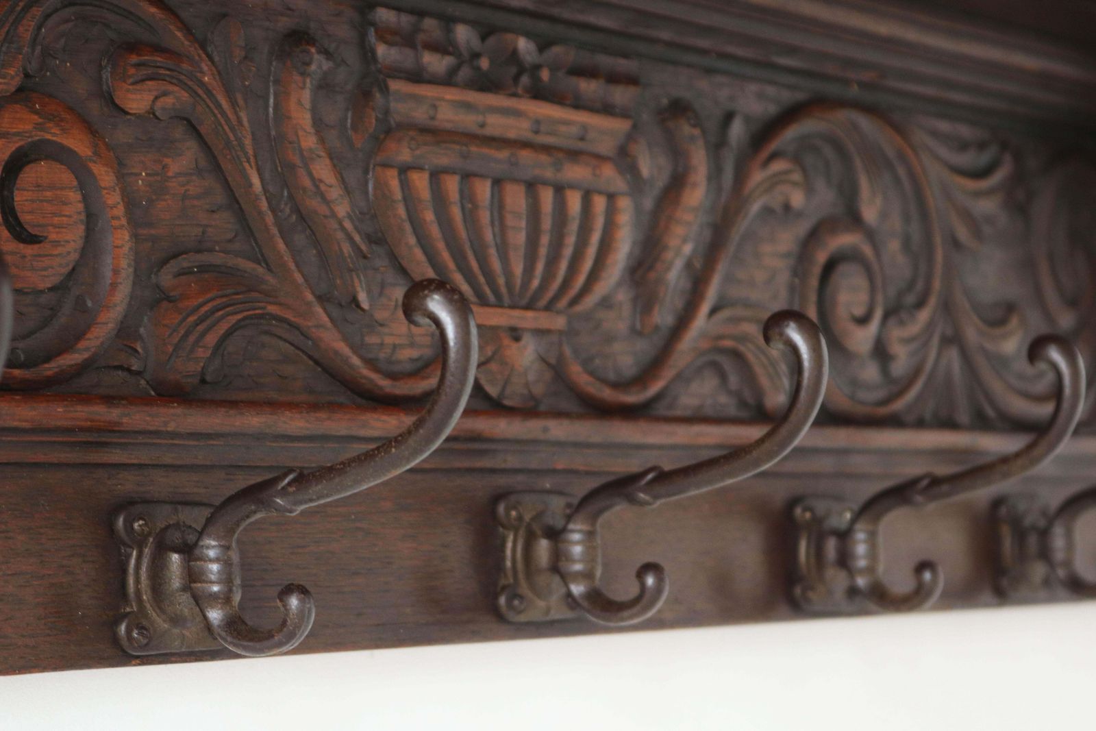 Porte-manteau d'époque Renaissance Revival à masques de lions, France, XIXe siècle photo furniture