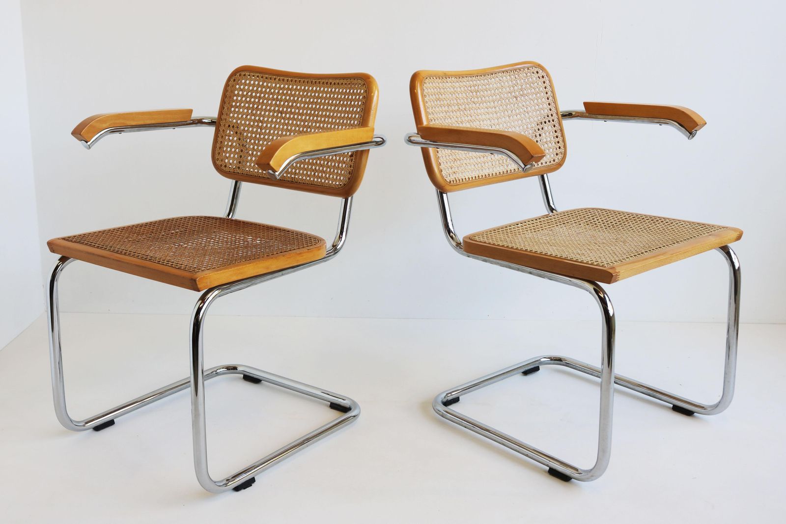 Paire de fauteuils B64 Cesca par Marcel Breuer, années 1970, fabriqués en Italie, chrome et hêtre photo buy