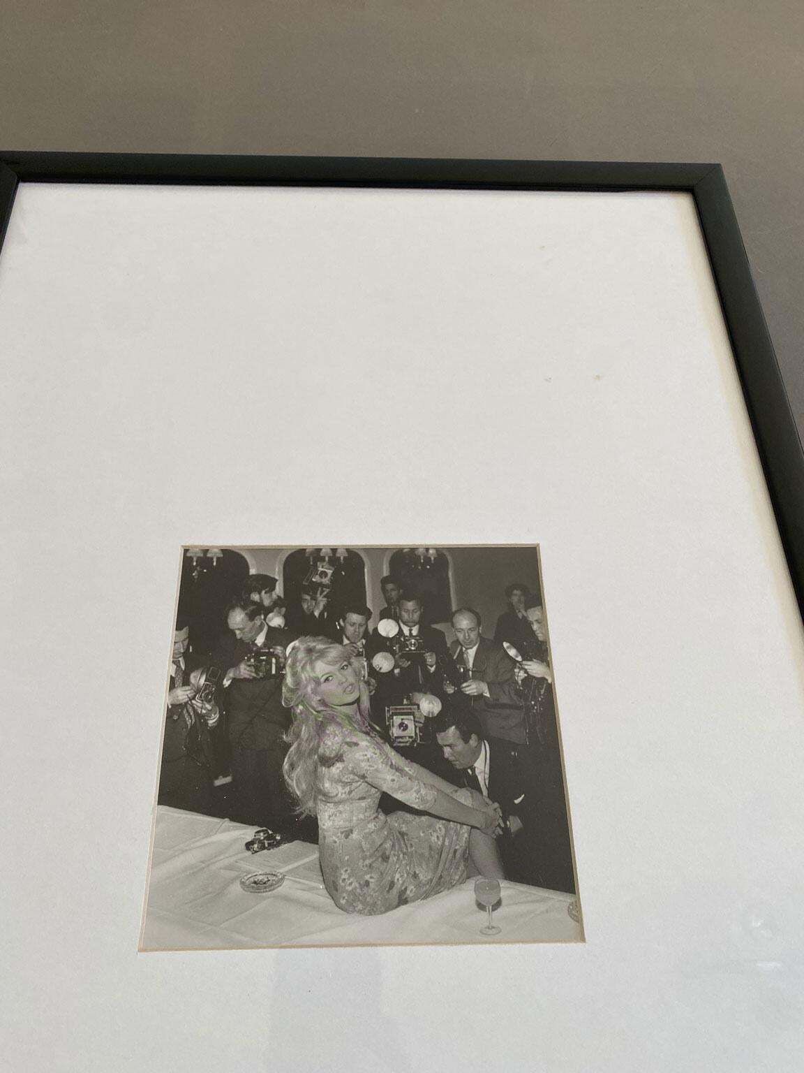 Impression vintage en noir et blanc de Brigitte Bardot, cadre noir photo for sale