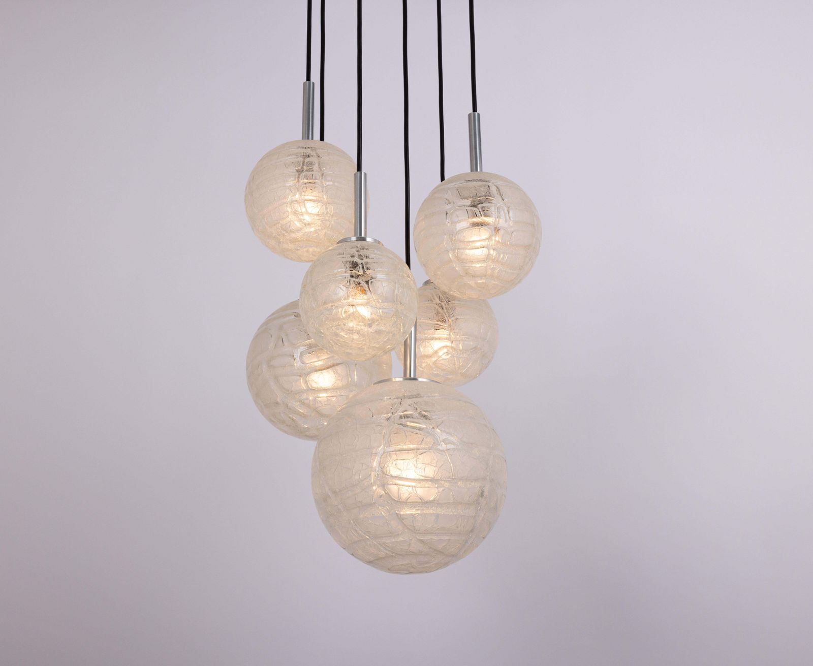 photo furniture Grote design hanglamp met cascadestructuur en ijsglas, Doria, Duitsland, jaren 1970