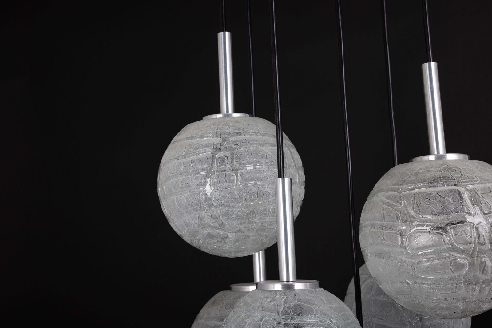 photo vinterior Grote design hanglamp met cascadestructuur en ijsglas, Doria, Duitsland, jaren 1970
