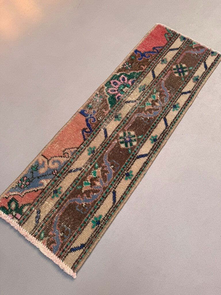 Klein Vintage Turks Tapijt 37x110 cm, Korte Loper, Met Gebruikssporen, Mini Vloerkleed 2555 photo furniture