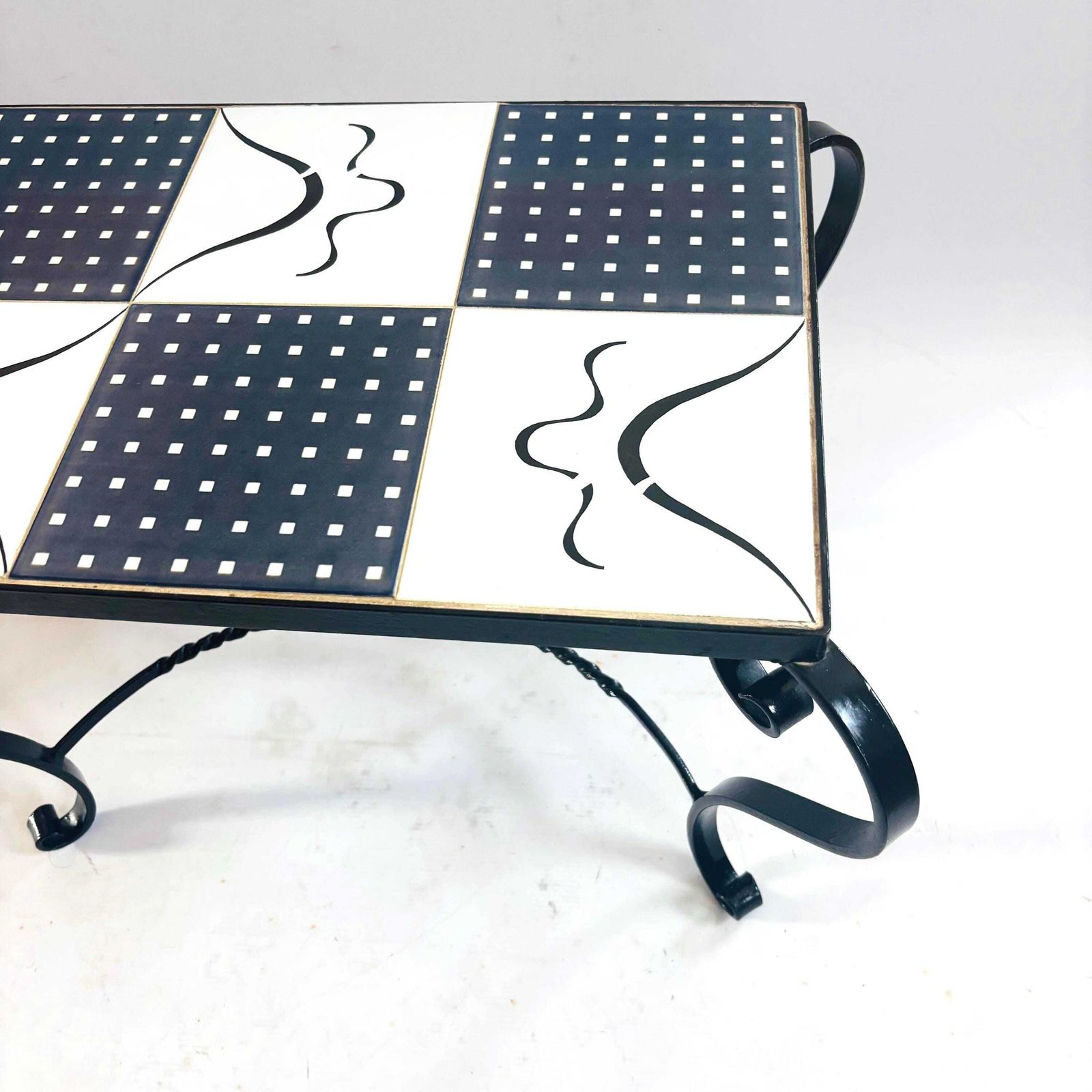photo vintage Rare Mid Century Modern Ceramic Tile Coffee Table In The Style Of Juliette Belarti, 1960s