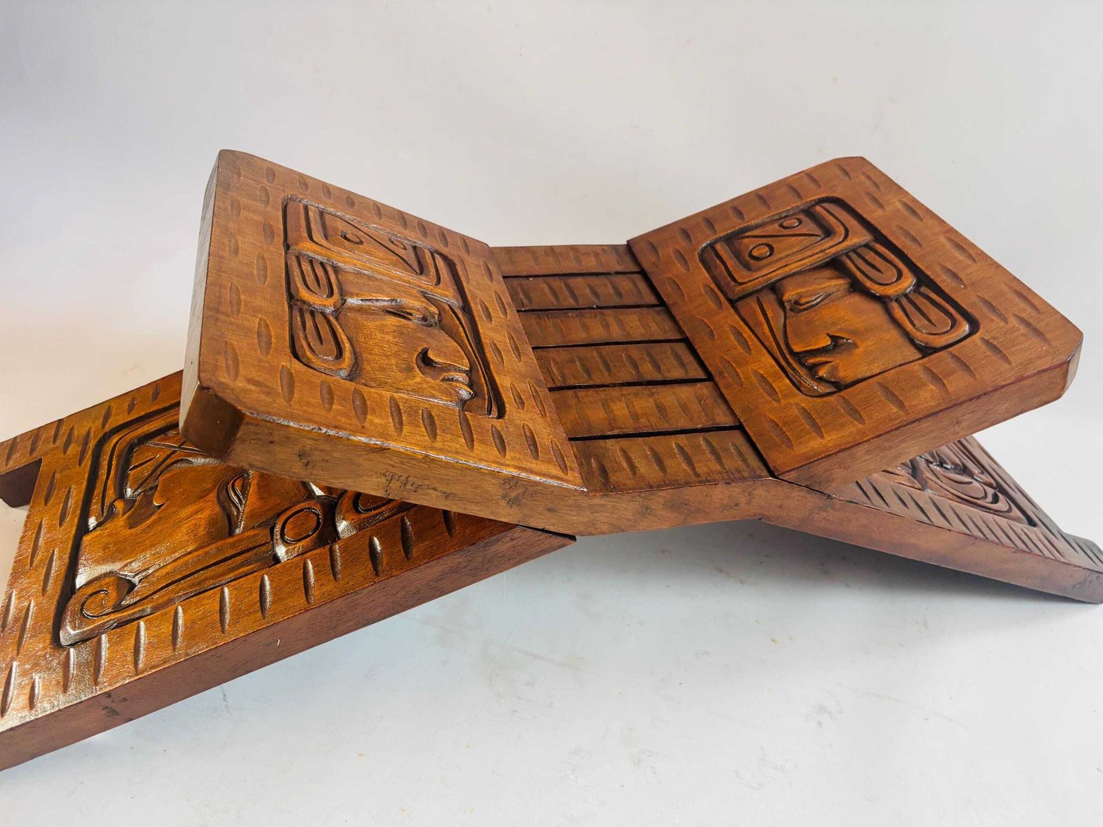Banc pliant vintage Brutalist en acajou du Honduras sculpté à la main - tabouret Folk Art Tribal mid-century photo Mobilier