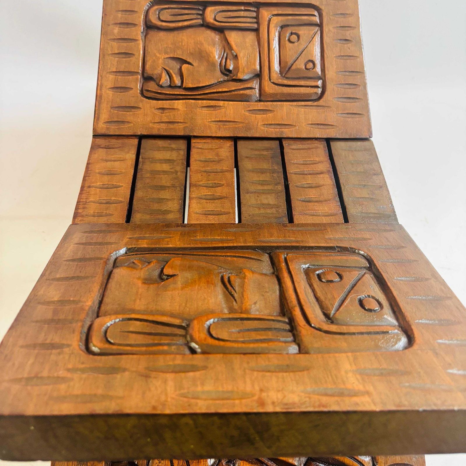 photo furniture Banc pliant vintage Brutalist en acajou du Honduras sculpté à la main - tabouret Folk Art Tribal mid-century