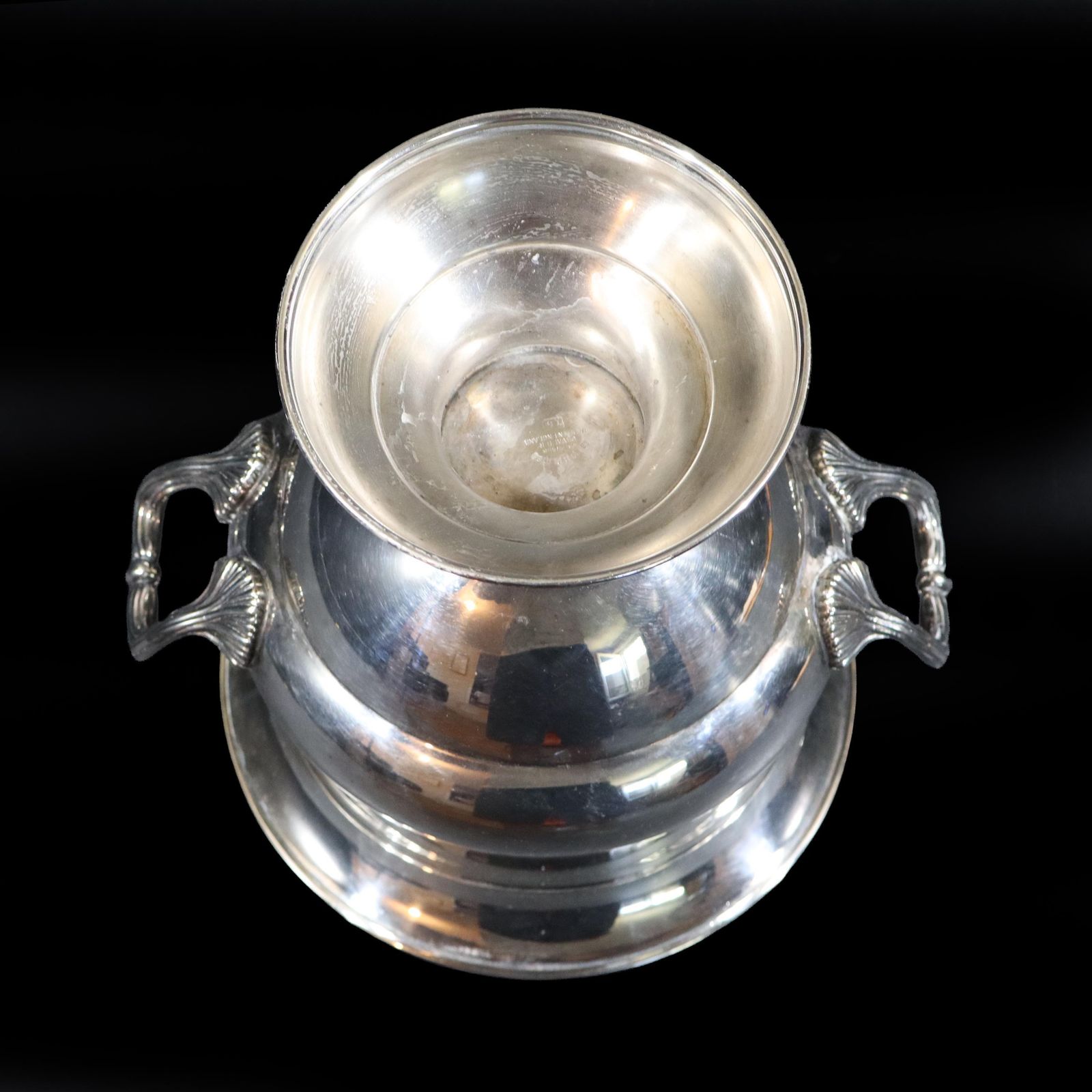 photo vinterior Vintage English Cavalier Silver Plated On Copper Trophy Urn Champagne Ice Bucket