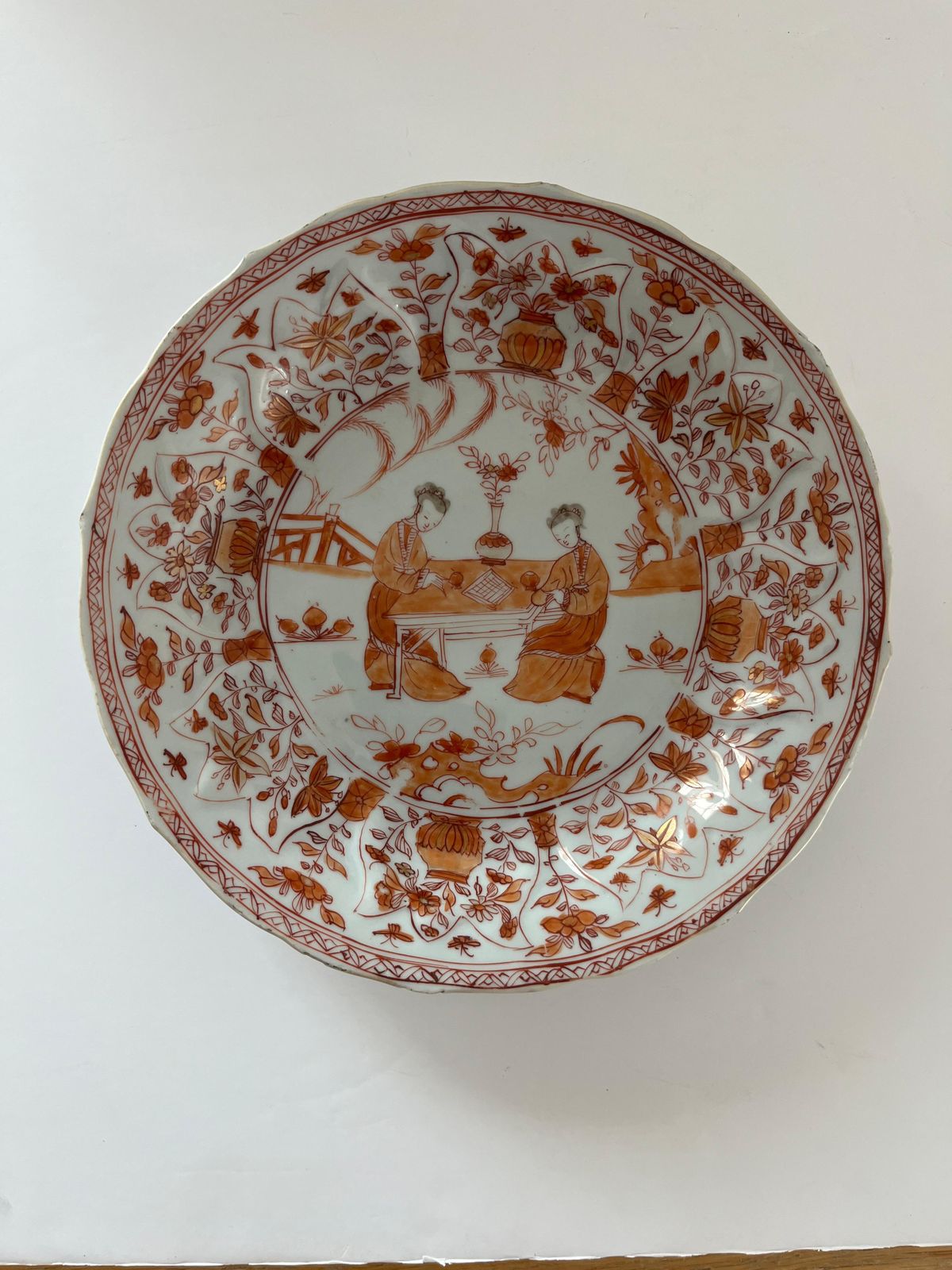 Chinees Kangxi-periode handgeschilderd Rouge de Fer figuratief bord, ca. 1710 photo for sale