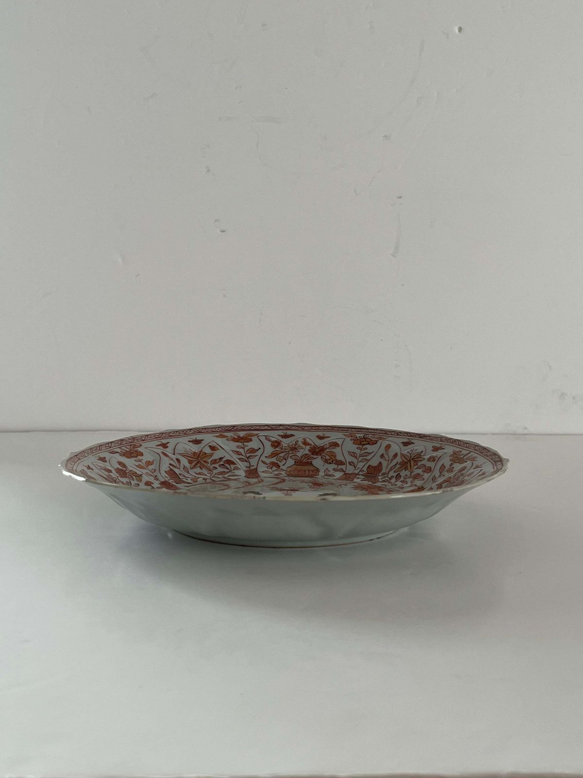 1303.0 Chinees Kangxi-periode handgeschilderd Rouge de Fer figuratief bord, ca. 1710 photo