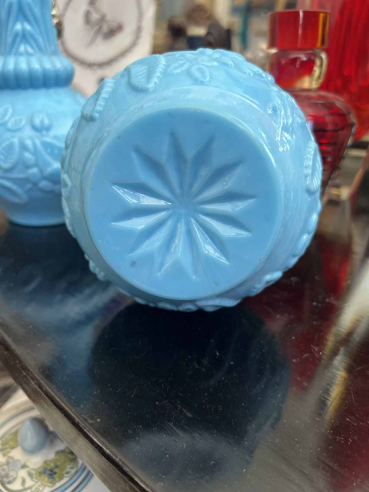 Een paar Franse blauwe opaline bloemvazen, toegeschreven aan Portieux-Vallerysthal, Frankrijk, ca. 1890-1915 photo Woonaccessoires