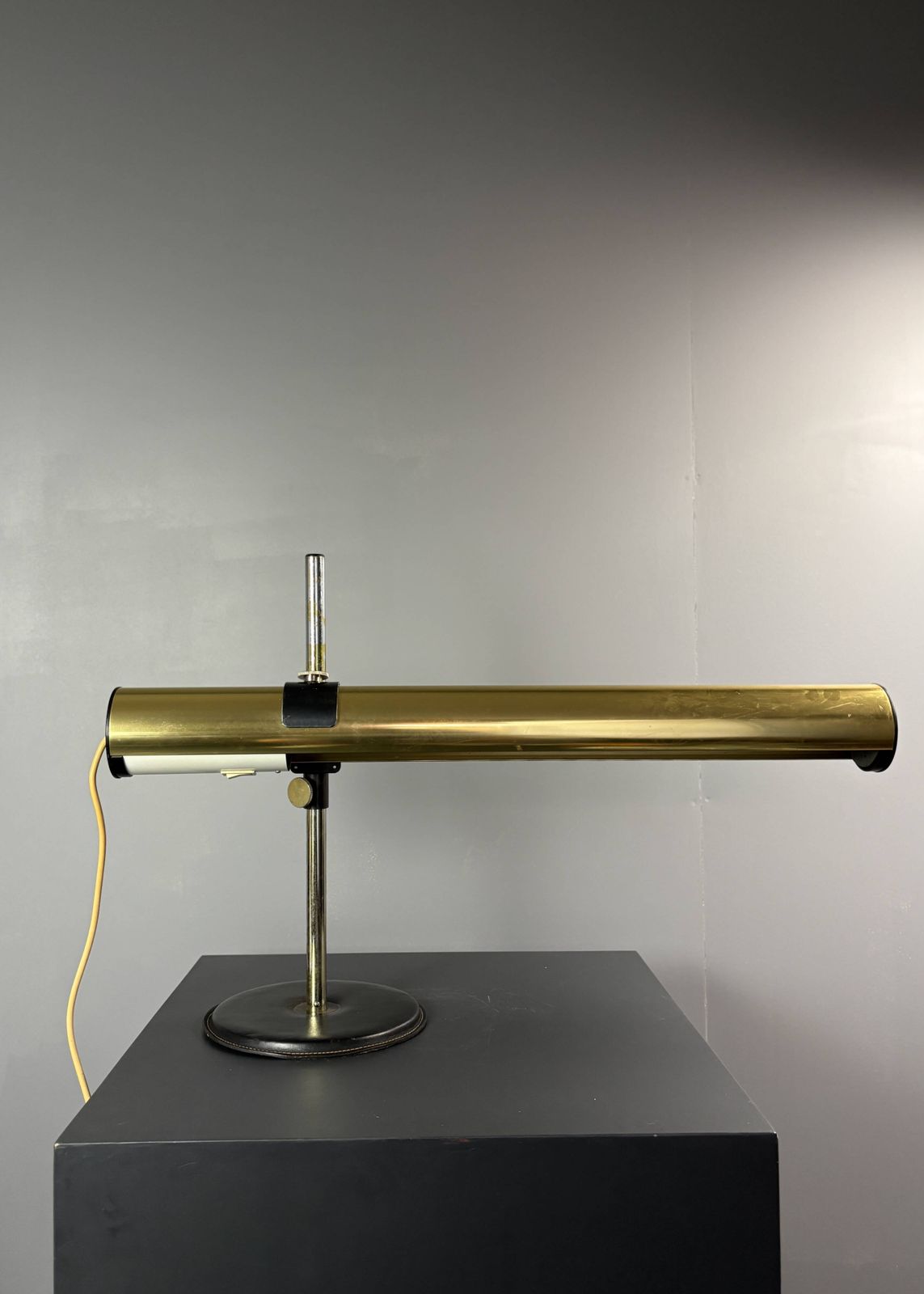 Grande lampe de bureau en laiton Ateljé Lyktan, modèle Kanon, par Göran Pehrson, 1978 photo furniture