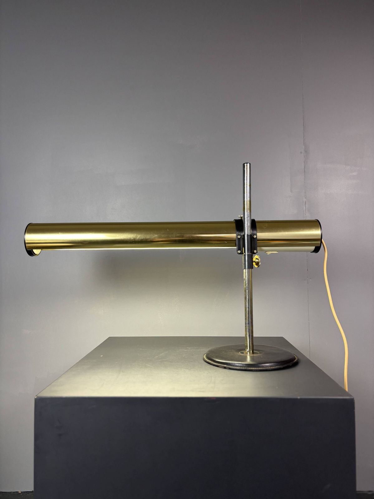 Grande lampe de bureau en laiton Ateljé Lyktan, modèle Kanon, par Göran Pehrson, 1978 photo for sale