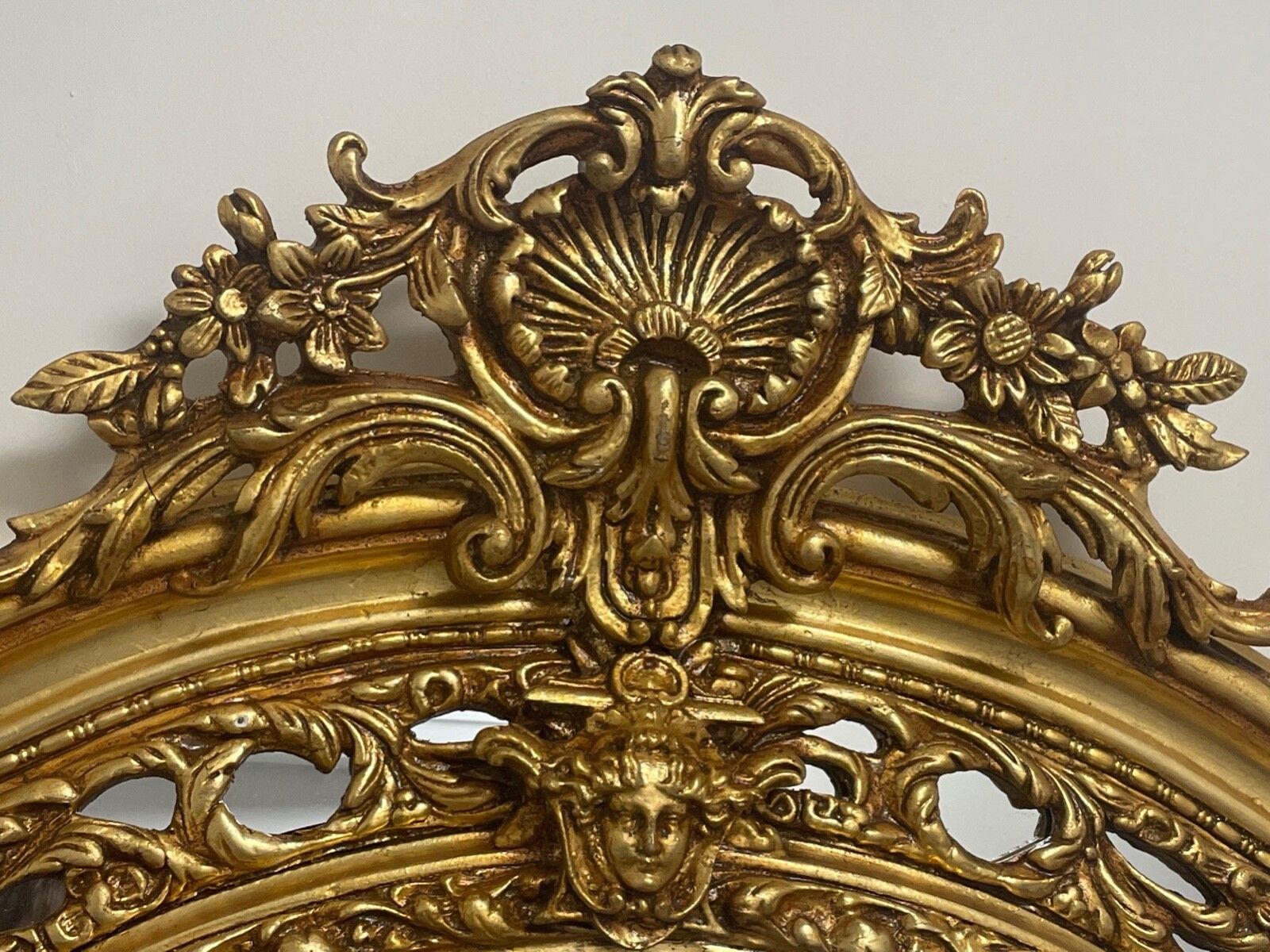 Grote Franse vergulde rococo wandspiegel, sfinxmaskers, Napoleon III-stijl photo Woonaccessoires