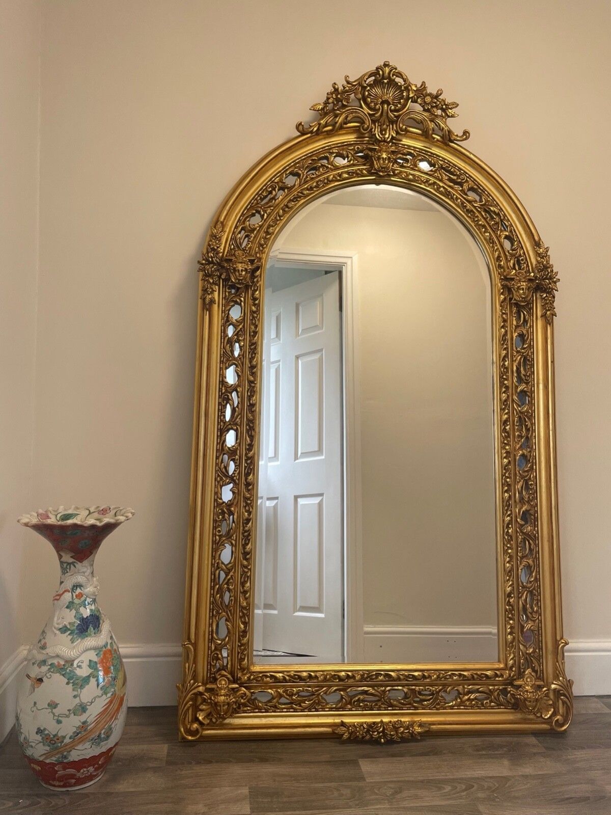 2999.0 Grote Franse vergulde rococo wandspiegel, sfinxmaskers, Napoleon III-stijl photo