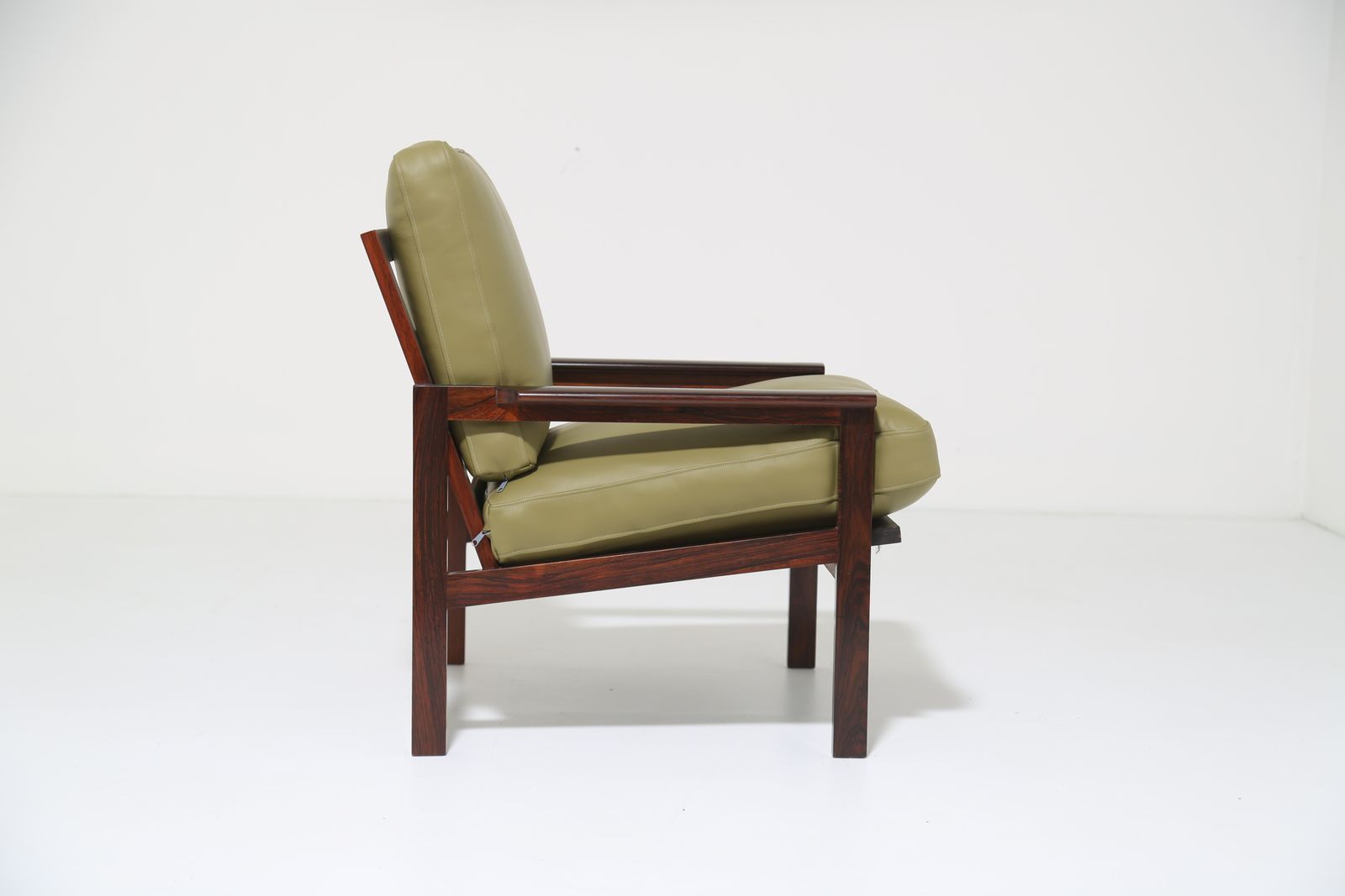 photo for sale Fauteuil lounge vintage en palissandre et cuir vert, par Illum Wikkelso pour N. Eilersen, années 1950.