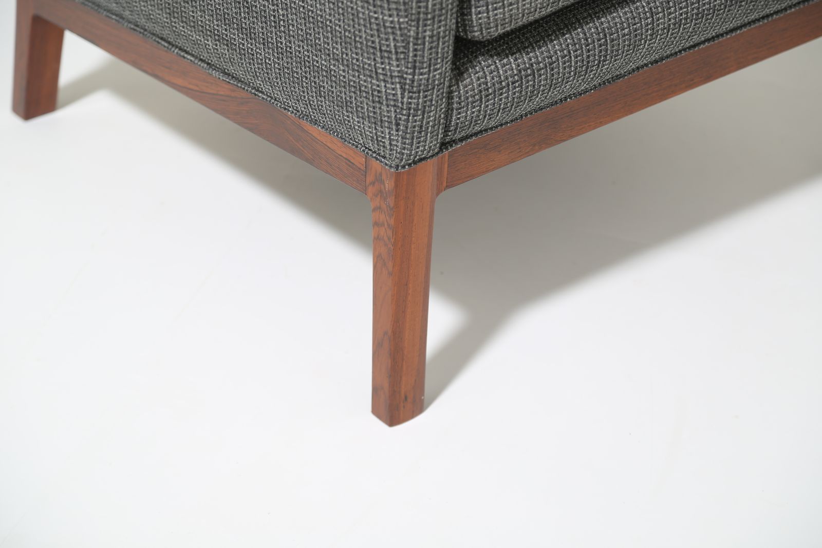 Fauteuil de salon vintage danois en palissandre et tweed gris, par Kai Lyngfeldt Larsen, années 1960 photo Mobilier