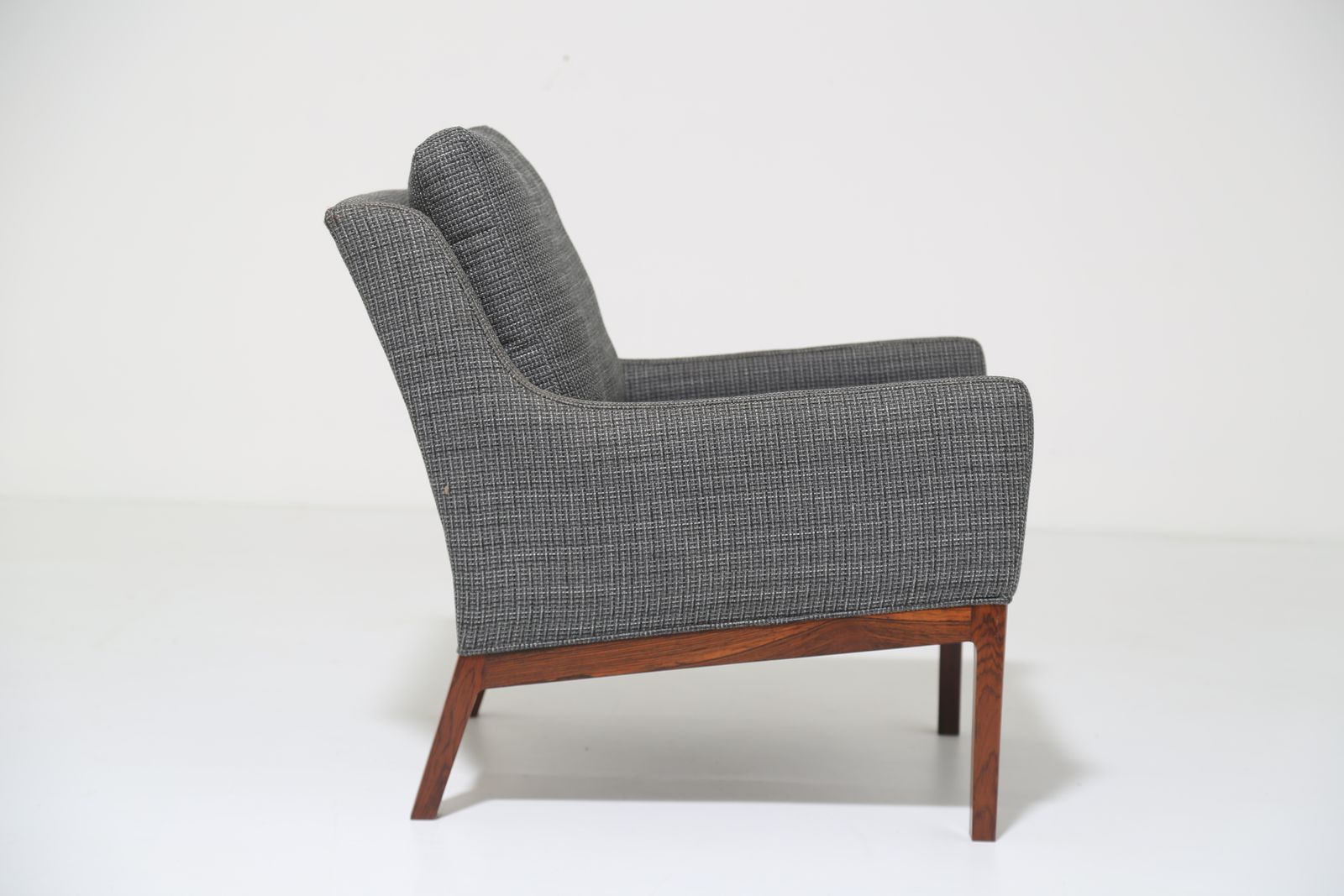 photo furniture Fauteuil de salon vintage danois en palissandre et tweed gris, par Kai Lyngfeldt Larsen, années 1960