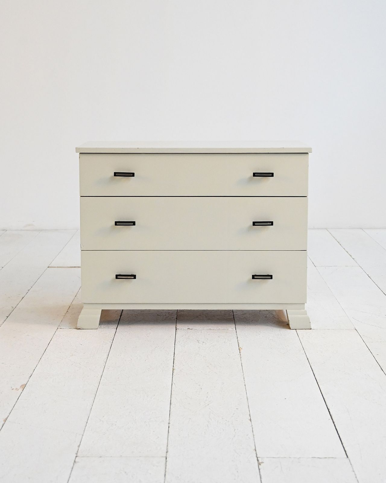 Scandinavische gelakte kast, jaren 1930/40 photo 700.0