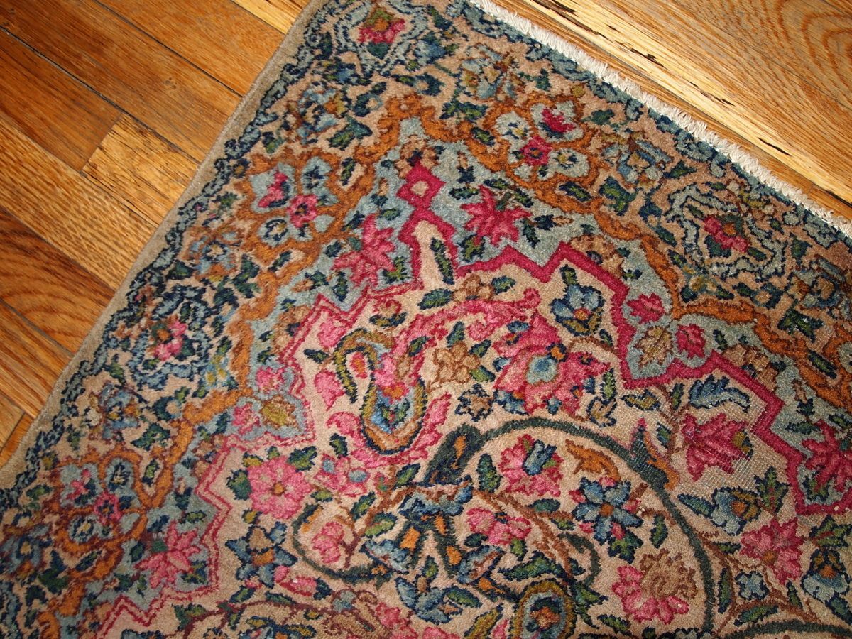 Tapis oriental fait main, 97 x 149 cm, bleu ciel et rose, vers 1920 photo for sale