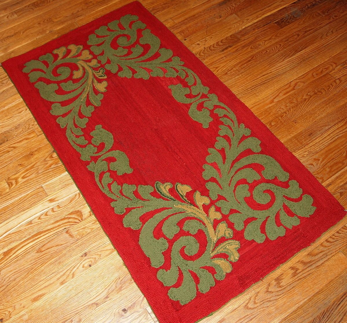 Handgemaakte antieke Amerikaanse gehaakte vloerkleed 88 cm x 152 cm, ca. jaren 1920, wol, rood-groen photo 845.0