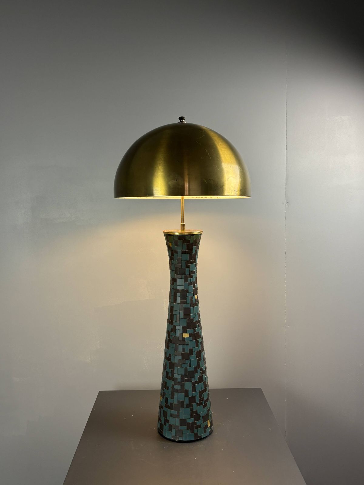 Lampe de table XL mid-century en mosaïque et laiton, abat-jour champignon doré, années 1960 photo furniture